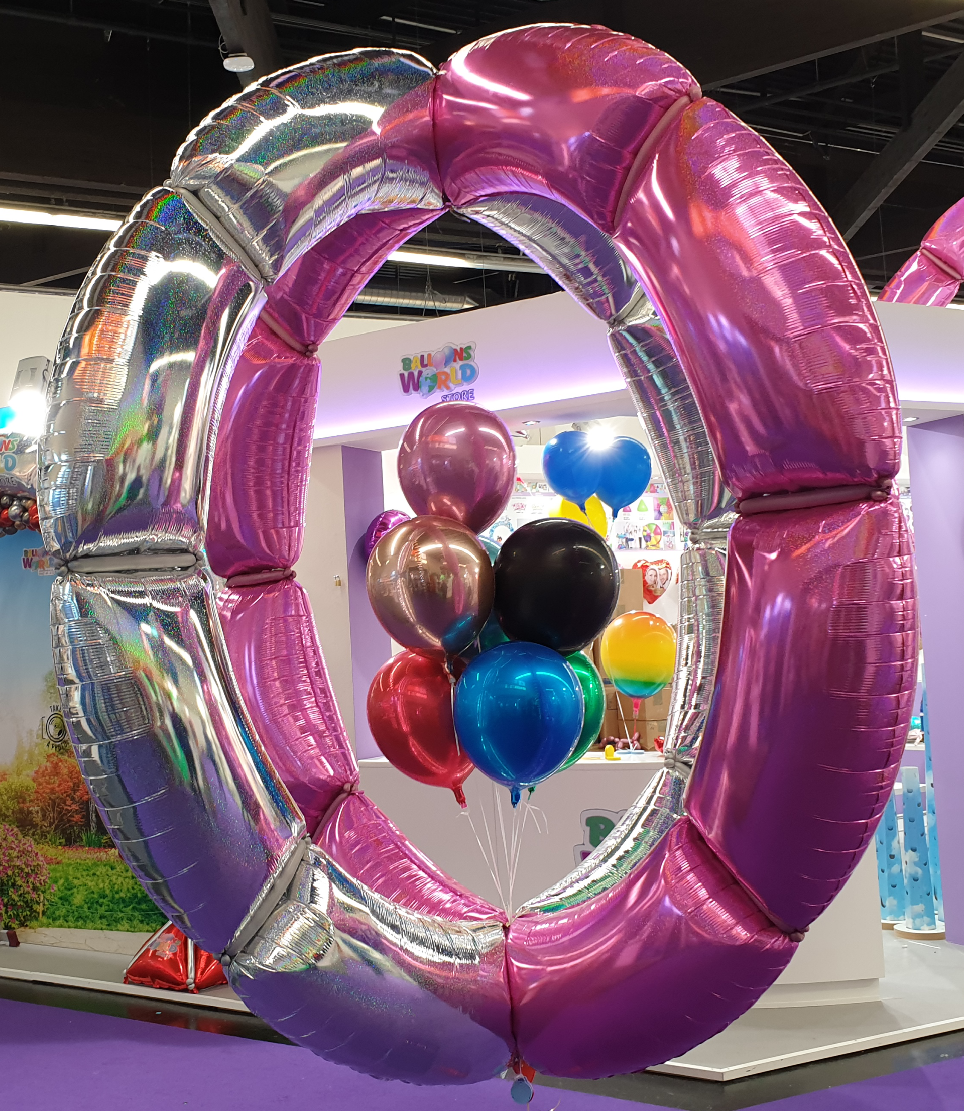 Arch-shaped mylar balloon for building arches