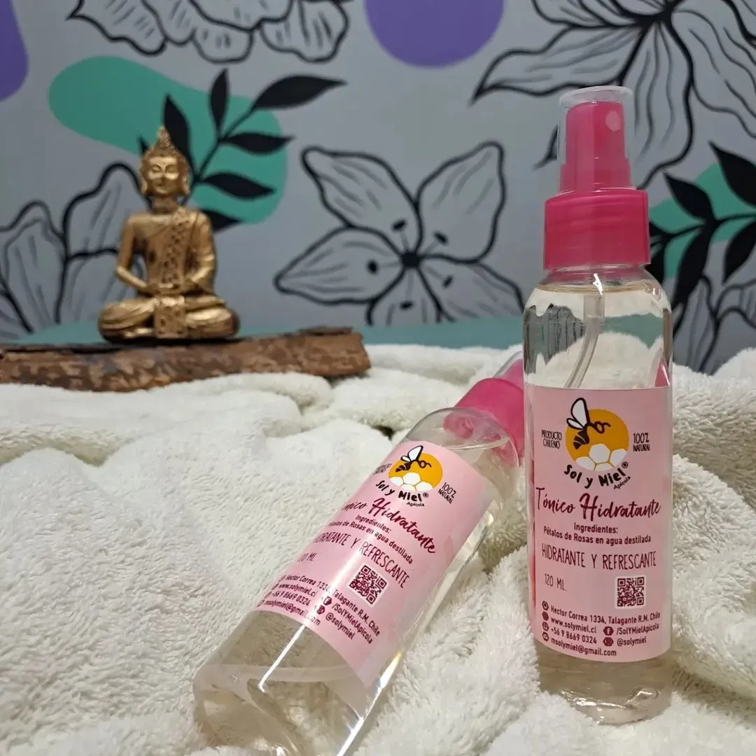 Dos botellas de hidratación tónica están sobre una toalla.