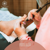 Una persona se está haciendo una pedicura con la palabra podología en la parte inferior.