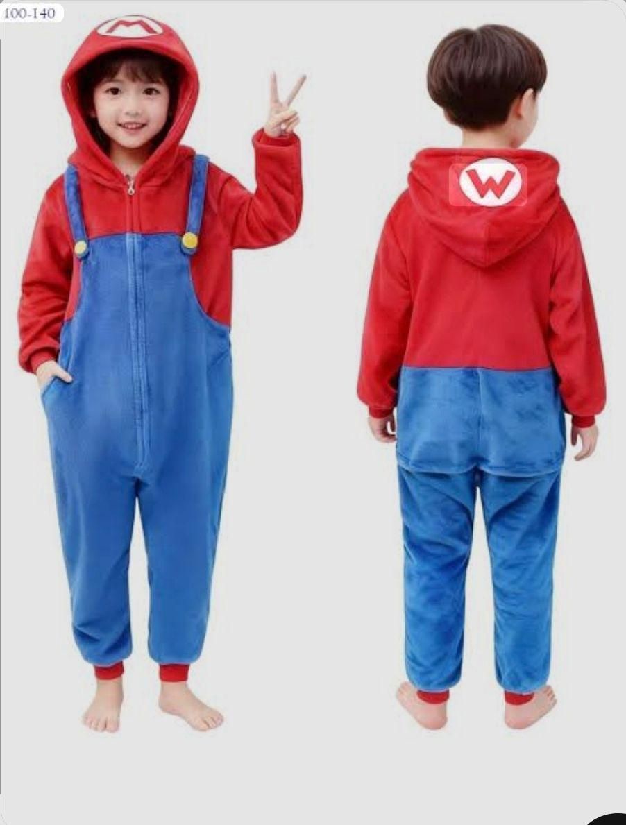 Niño con sudadera roja y mono azul, mostrado de frente y de espaldas, de pie y saludando, con una 