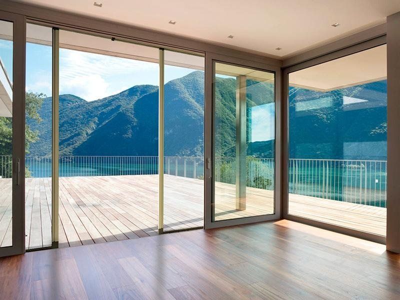 porte scorrevoli in metallo e vetro