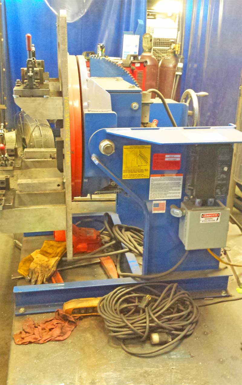 A blue machine with a yellow sticker that says n on it