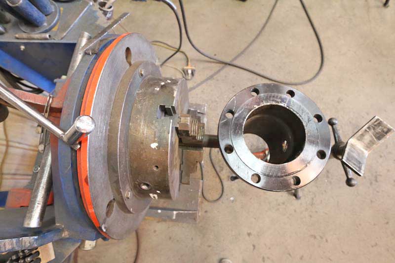 A close up of a machine with a flange on it