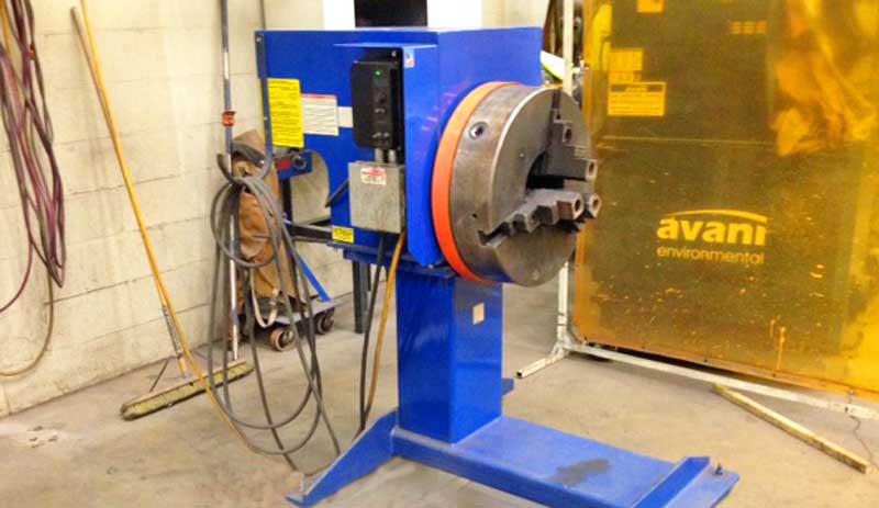 A machine that says avanti on it is sitting in a room.