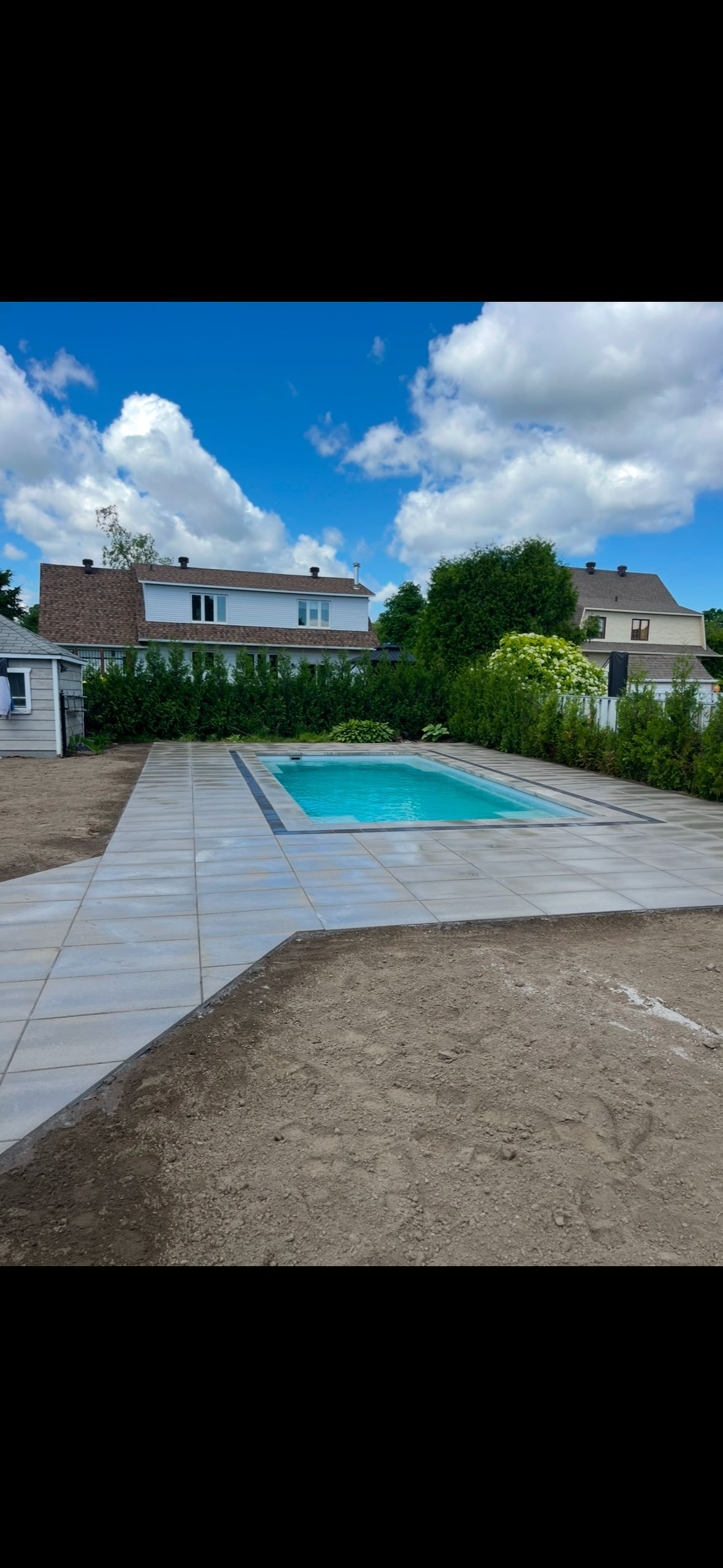 Il y a une piscine dans l'arrière-cour d'une maison.