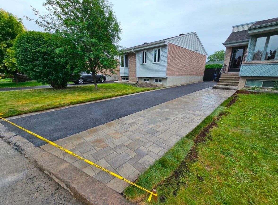 Une allée est en cours de construction devant une maison.