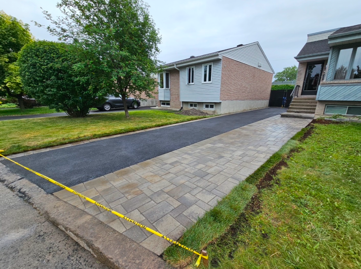 Une allée est en cours de construction devant une maison.