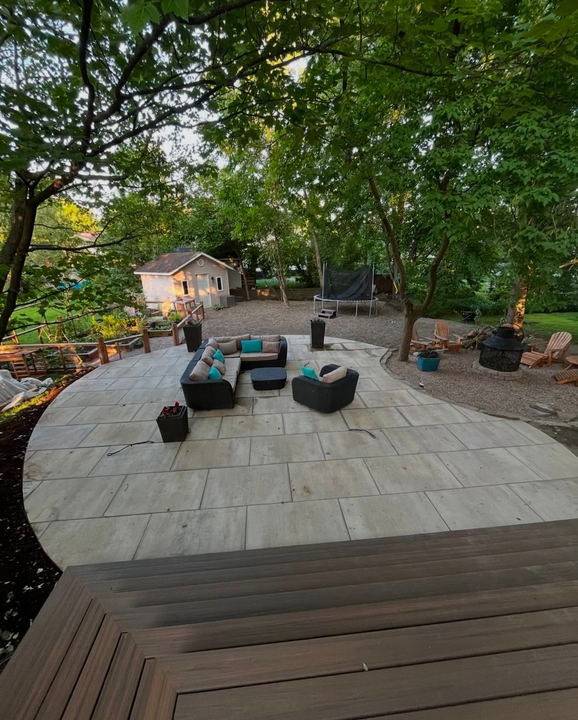 Un patio avec beaucoup de meubles et une terrasse en bois.