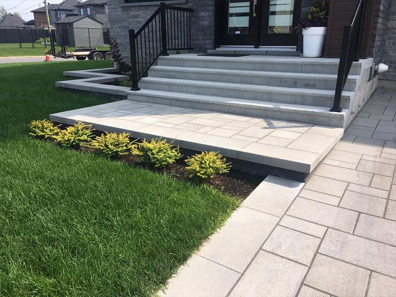 Une maison avec des escaliers et une passerelle qui y mène