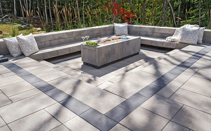 Il y a un foyer au milieu du patio.