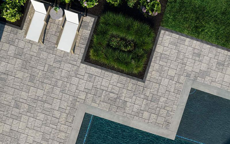 Une vue aérienne d'un patio avec piscine et chaises.