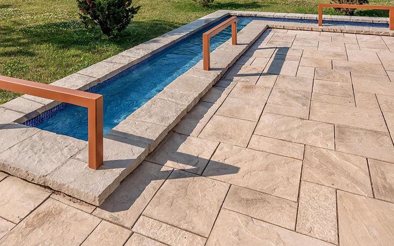 Un patio avec une fontaine au milieu.