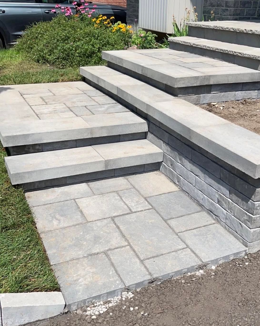 Un ensemble de marches en béton menant à une maison.