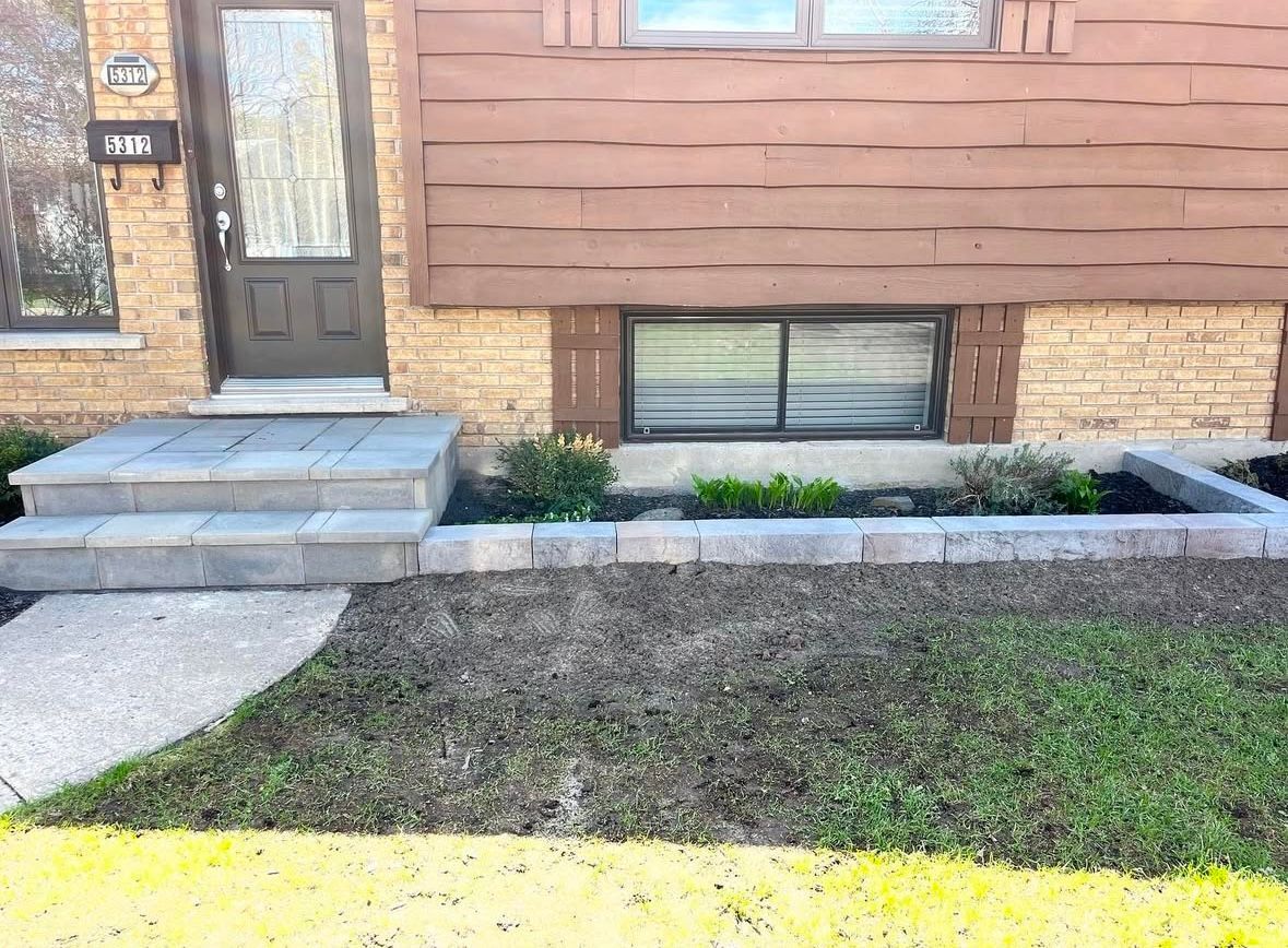 La façade d'une maison en briques avec des marches et une fenêtre.