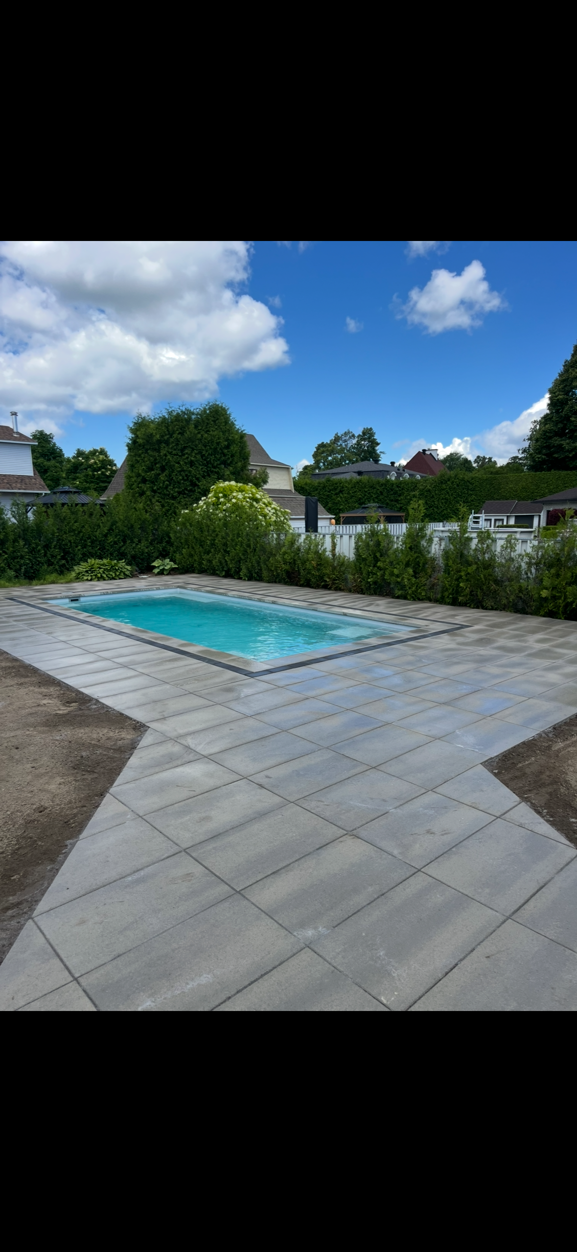 Il y a une grande piscine dans l'arrière-cour.