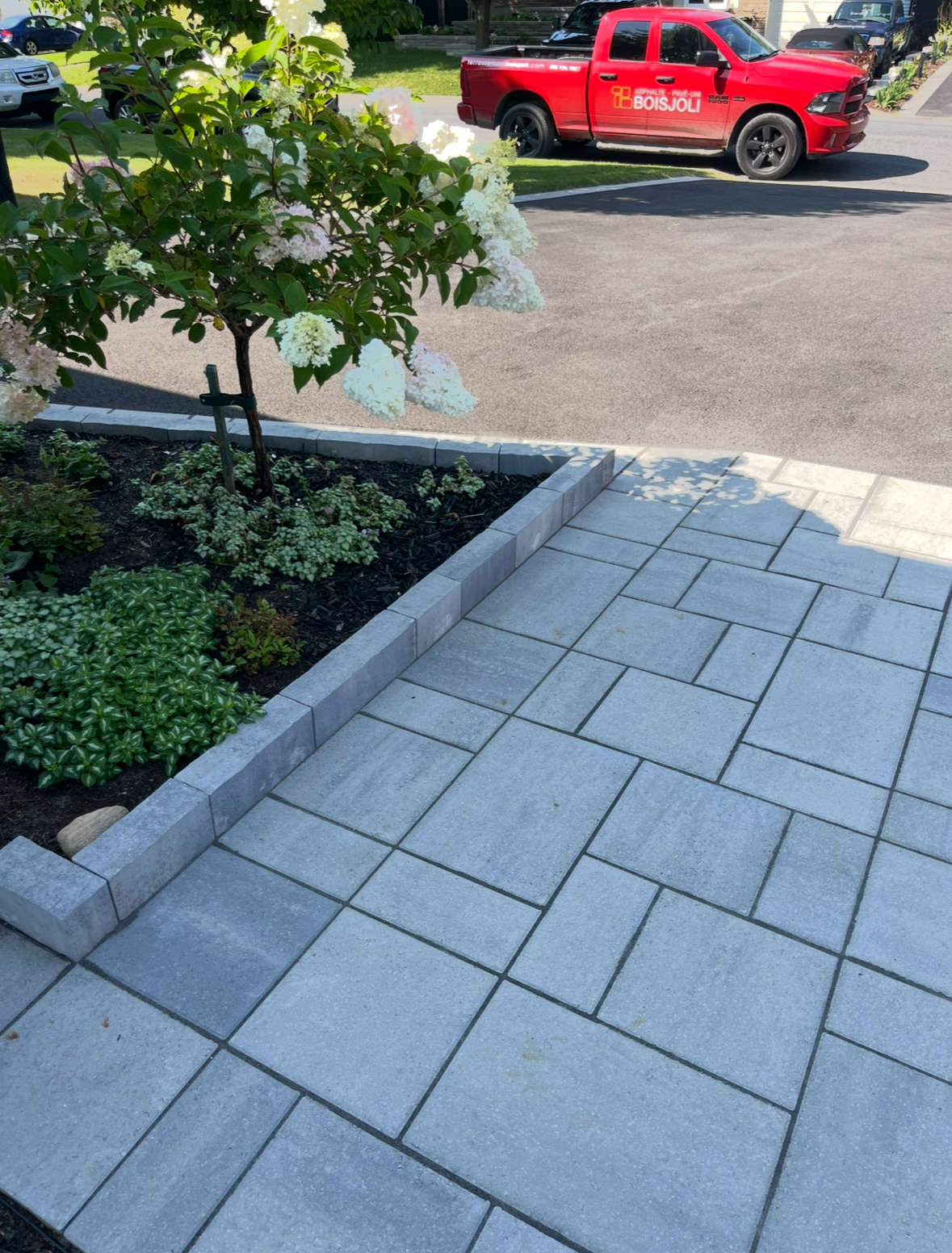 Un camion rouge avec le mot bruno sur le côté