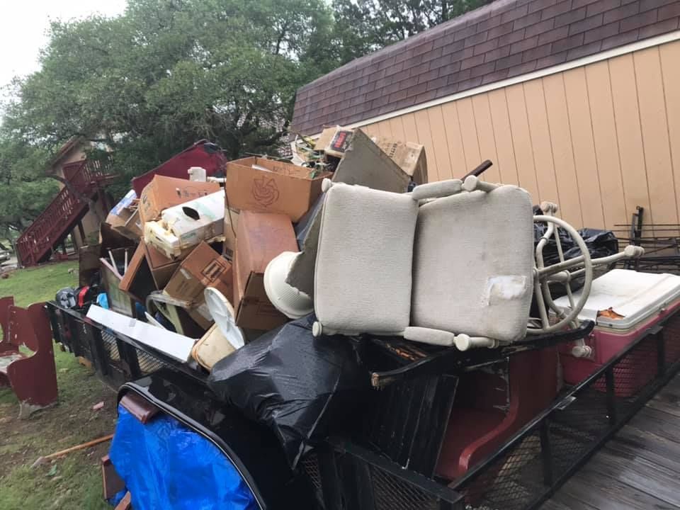 A pile of junk is sitting on top of a trailer.