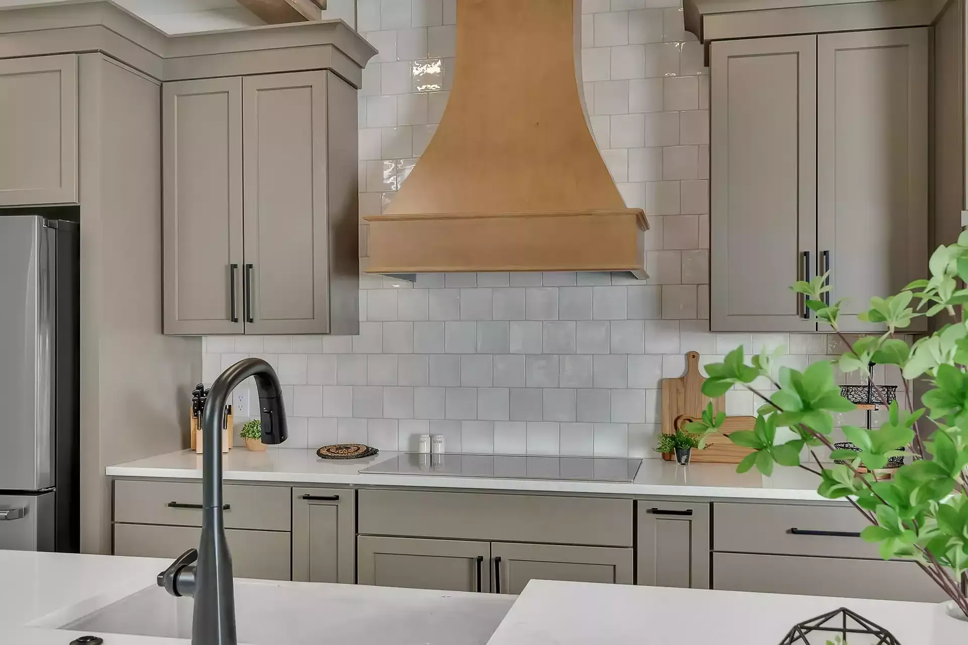 Close-up of the corner of a black quartz countertop.