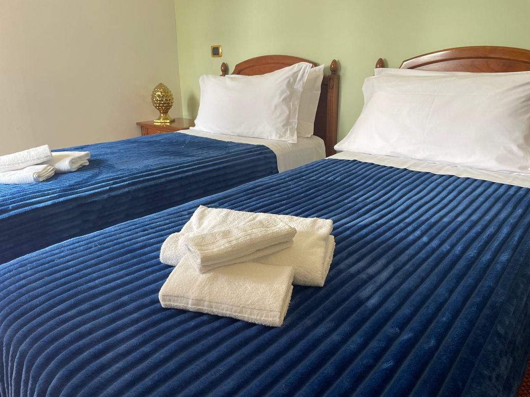 Un letto con una coperta floreale sopra in una camera da letto