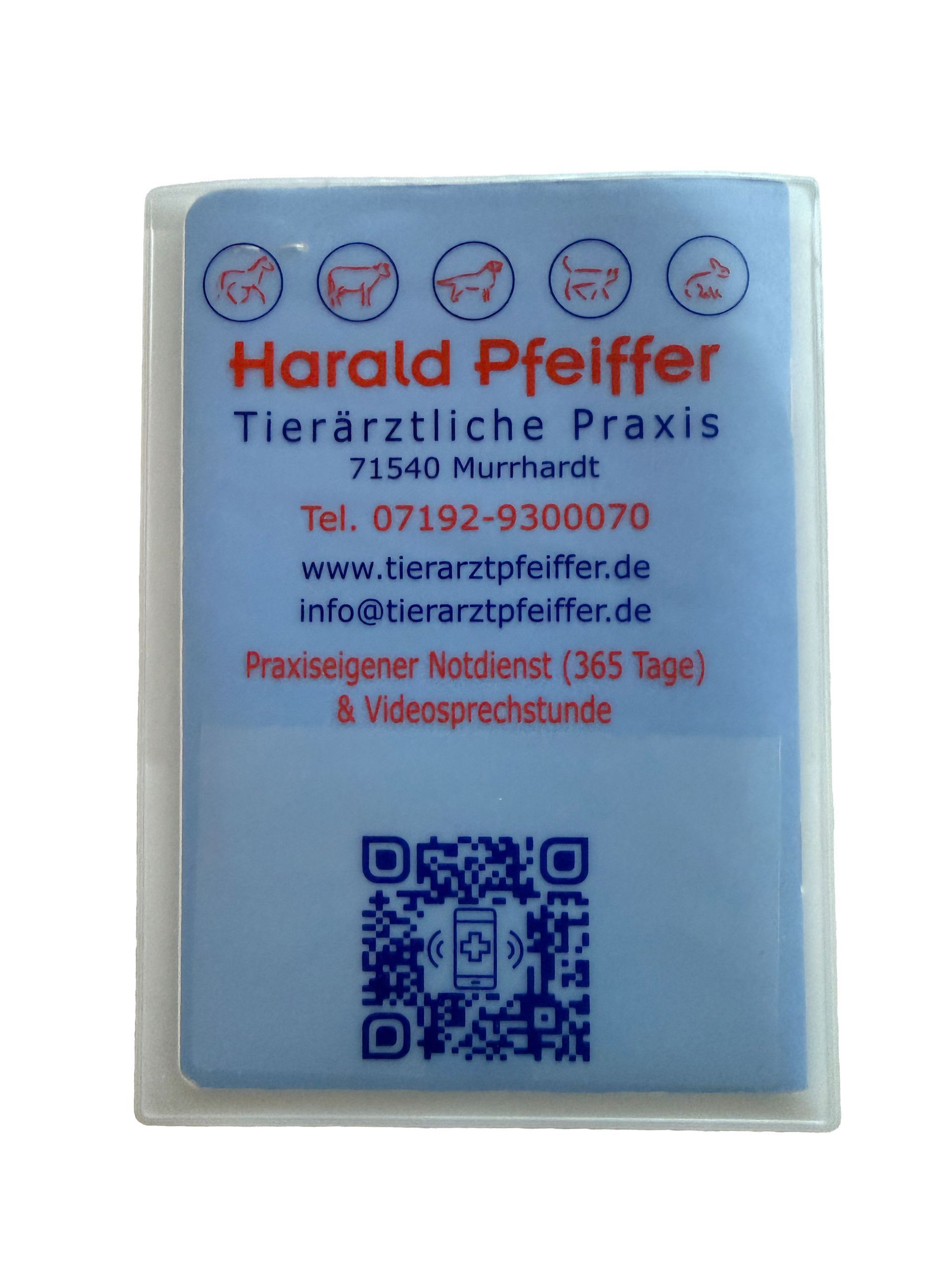 Durchscheinende Hülle mit Aufdruck, somit ist erkennbar, dass ein blauer Ausweis eingesteckt ist