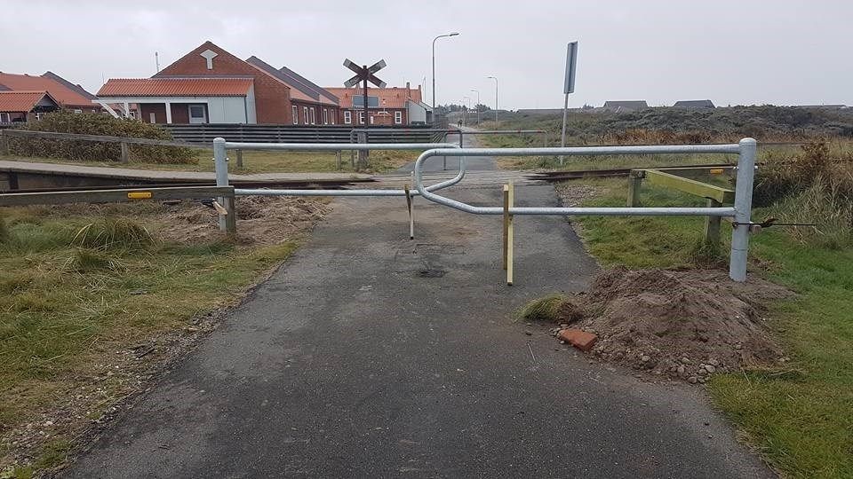 En vej med en port på siden af den