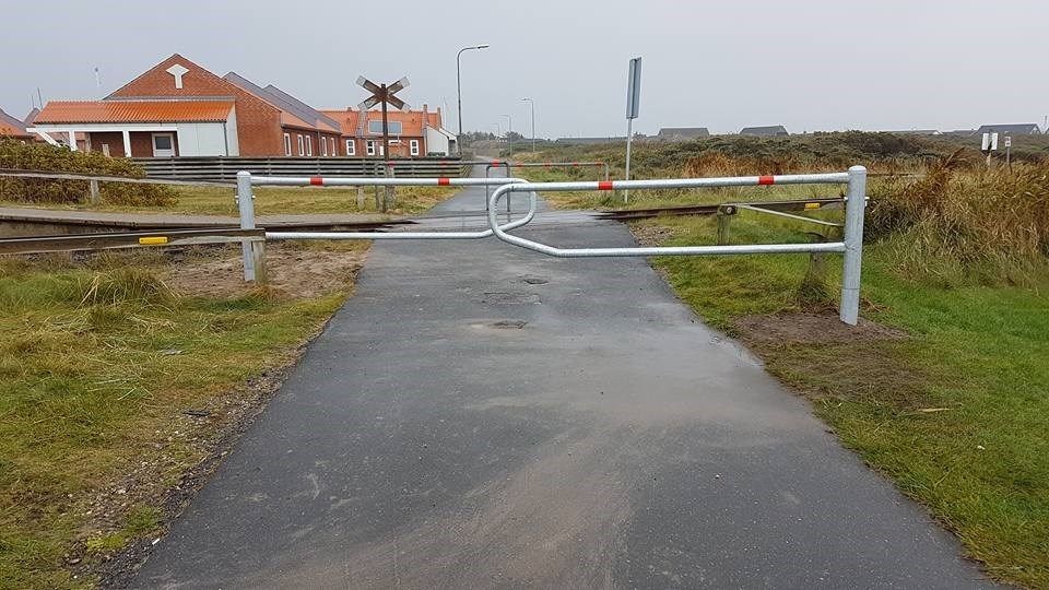 En vej med en port på siden af den