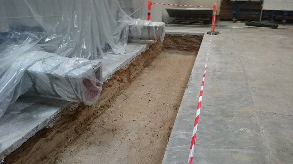 Et stort hul i jorden i en bygning under opførelse.