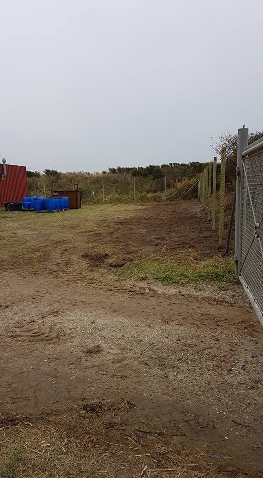 Der er et hegn midt i en jordmark.