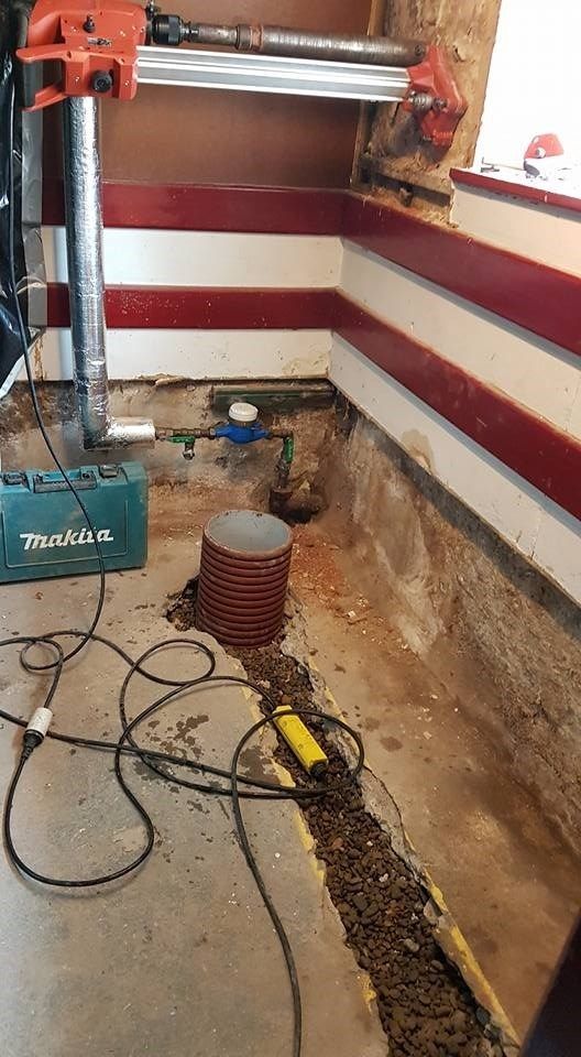 Et rum med en boremaskine og en støvsuger på gulvet.