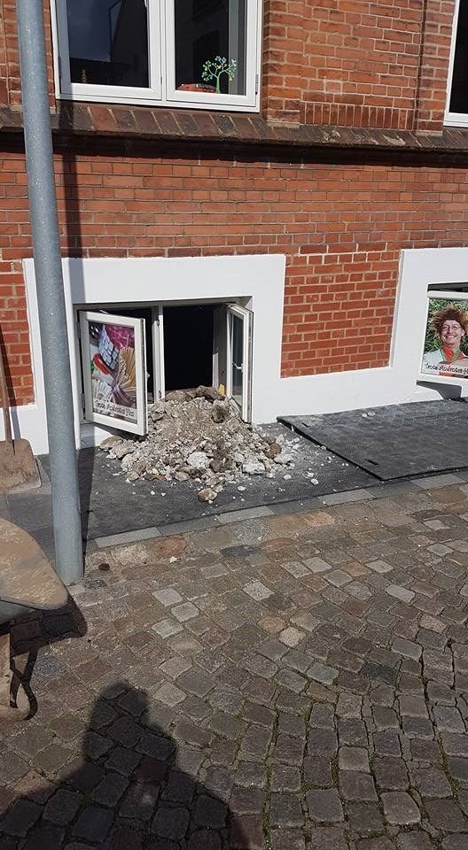 En murstensbygning med et hul i siden.