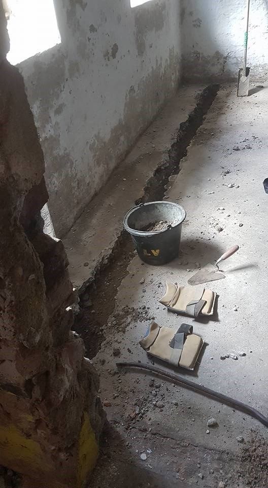 En spand cement står på gulvet i et rum.