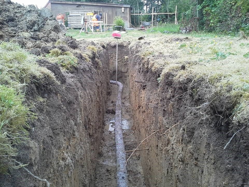 Et stort hul i jorden med et rør i