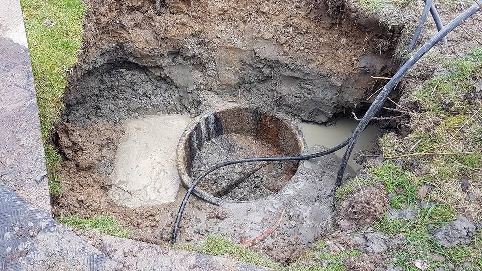 Et hul i jorden med et afløb i.