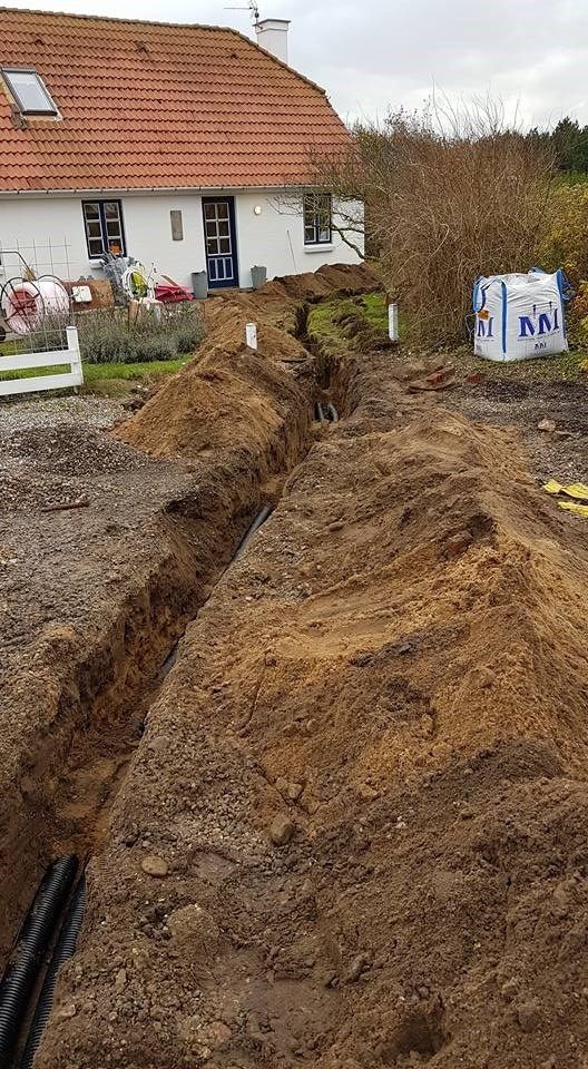 En stor bunke snavs ligger foran et hus.