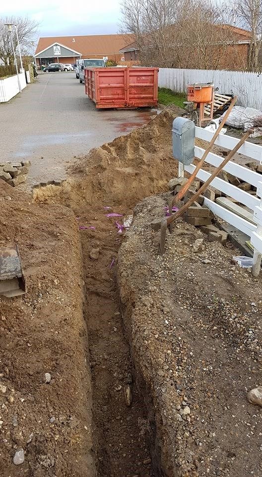 Der er et stort hul i jorden midt på vejen.