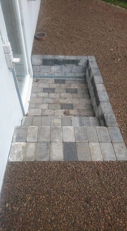 Et sæt trapper lavet af mursten ved siden af ​​en bygning.