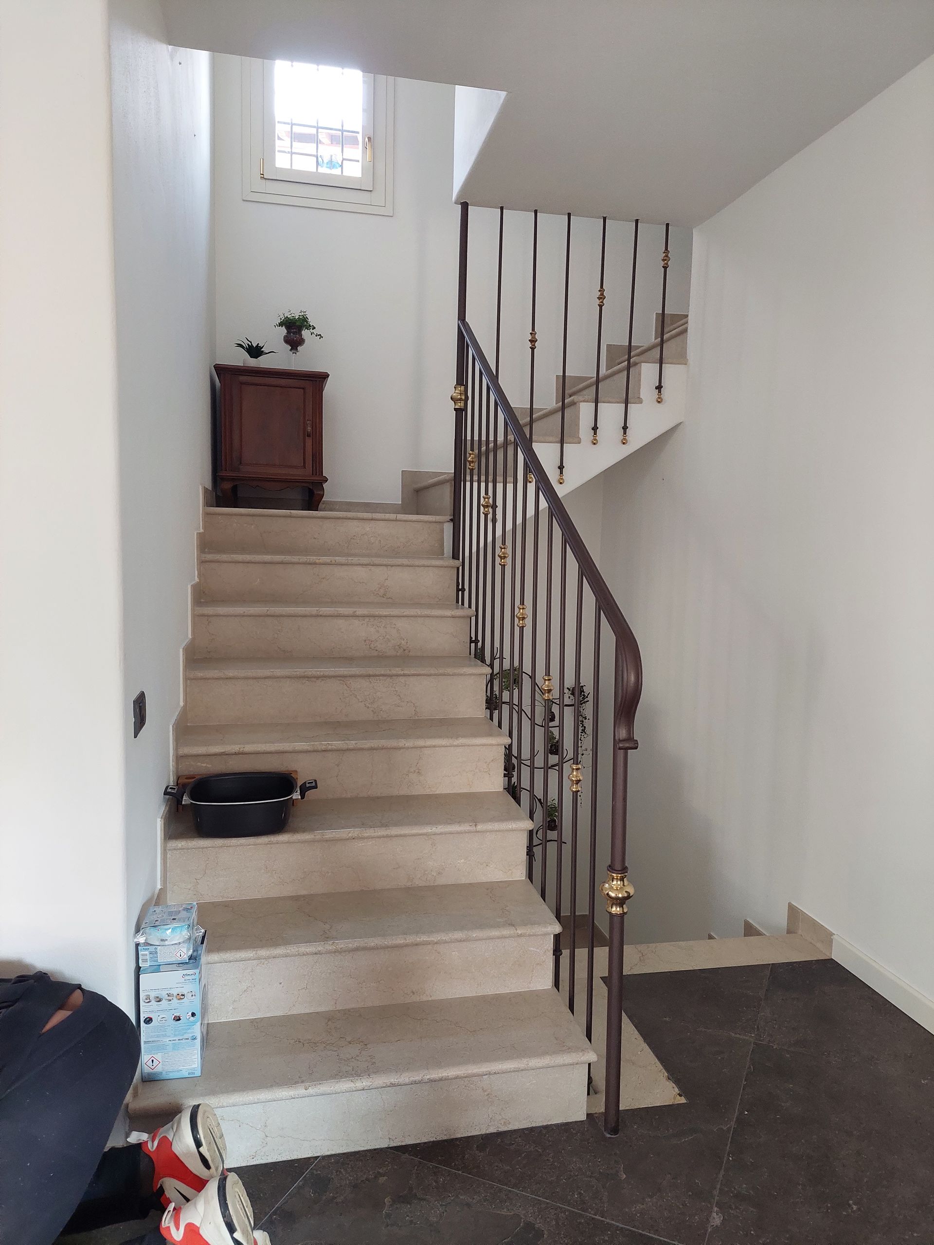 Verniciatura corrimano scala