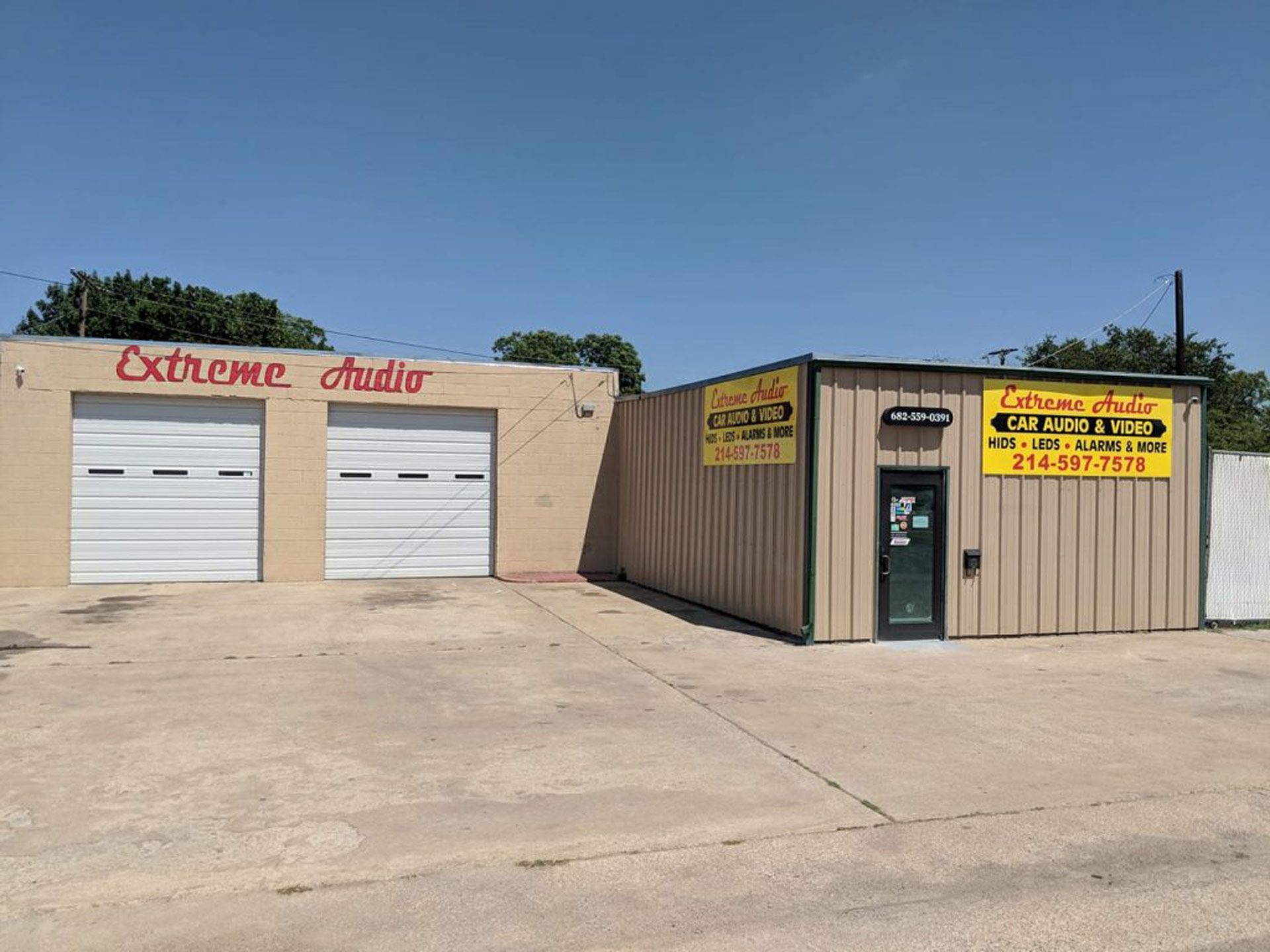 A building with a sign that says extreme studio on it