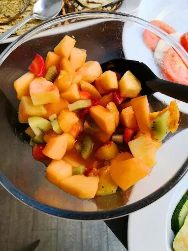 macedonia di frutta per una cena economica a Bergamo