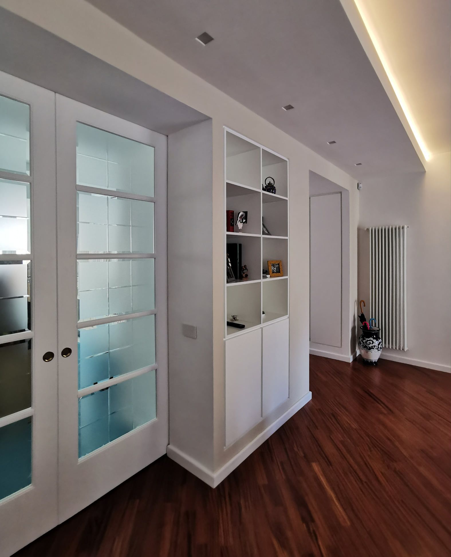 Un soggiorno con pavimenti in legno e mobili bianchi