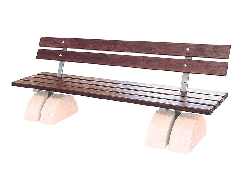 Una panchina in legno con basi in cemento su sfondo bianco