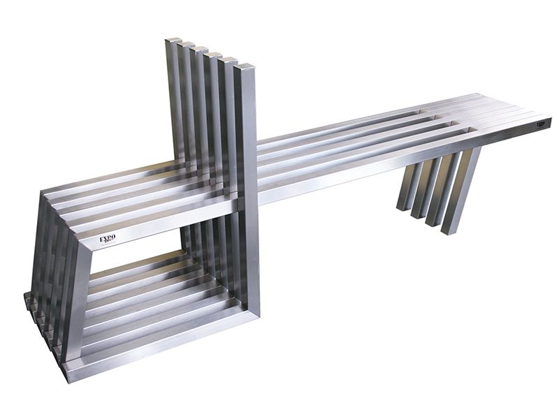 Una panca in acciaio inox con un ripiano sottostante