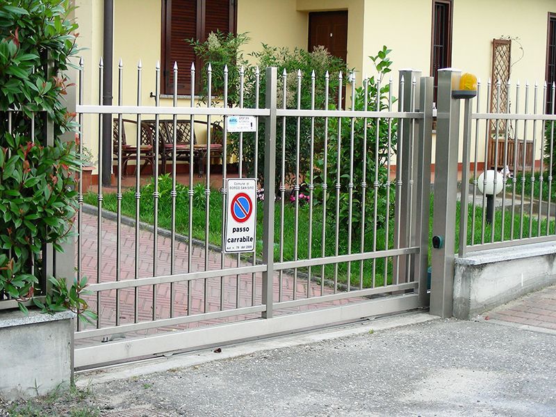 Una recinzione con un cartello di divieto di sosta