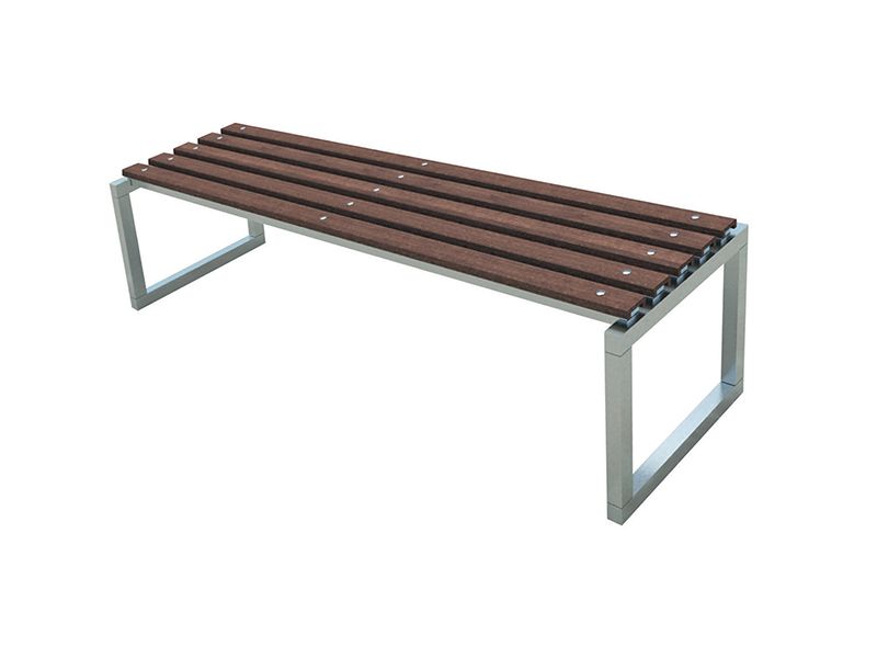 Una panca in legno con struttura in metallo su sfondo bianco.