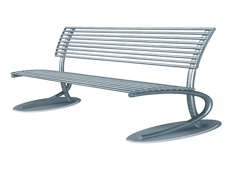 Una panca in metallo con schienale curvo su sfondo bianco.