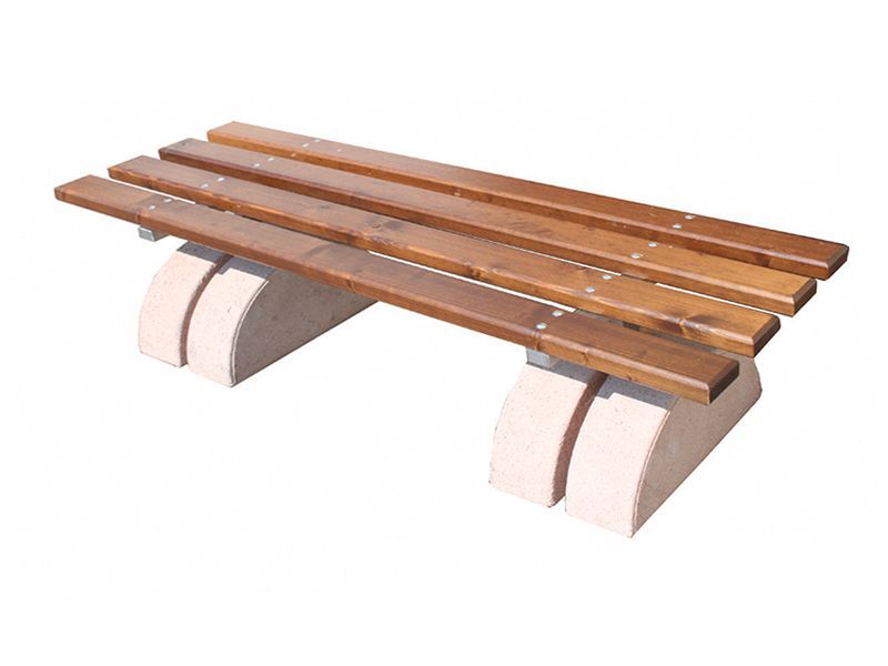 Una panca in legno con gambe in cemento su sfondo bianco.