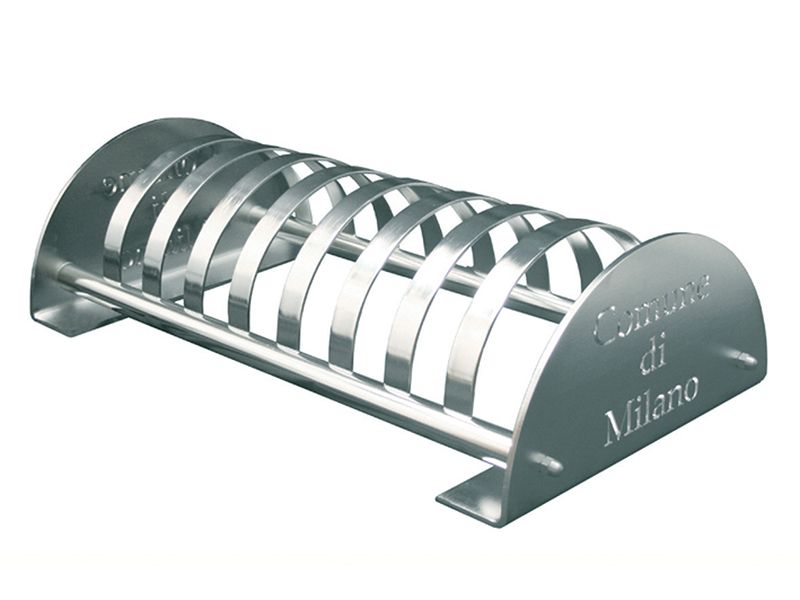 Un portabiciclette in acciaio inox con la scritta milano sopra