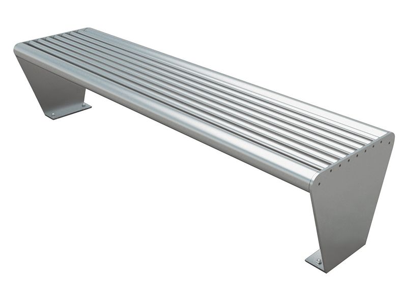 Una lunga panca in acciaio inox su sfondo bianco