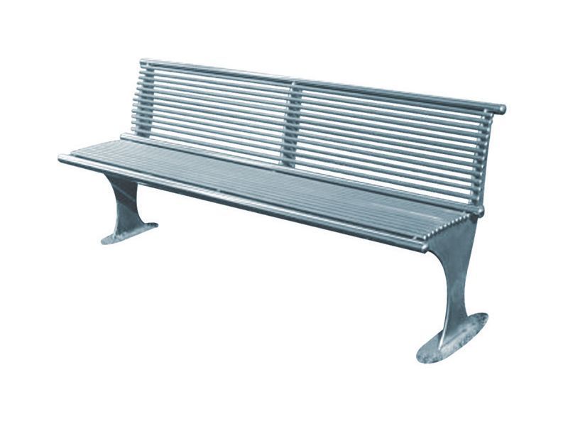 Una panchina in metallo con uno sfondo bianco