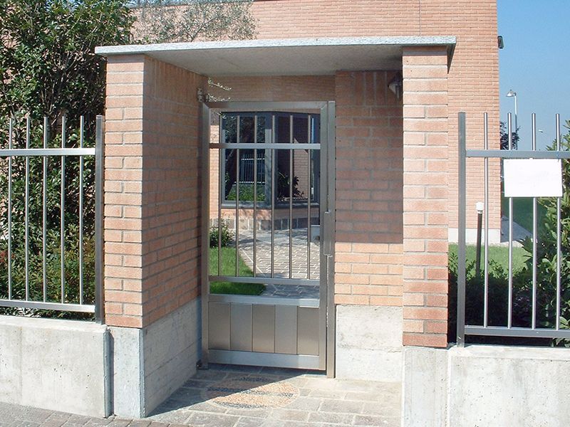 Un edificio di mattoni con un cancello di metallo davanti